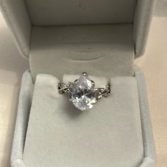 Elegant Silver Ring with Clear Gemstone 💎 8 - Picture 1 of 6